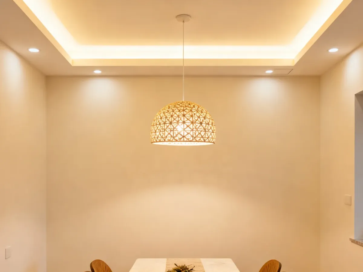 Lampa wisząca nad stołem połączona z oświetleniem sufitu podwieszanego